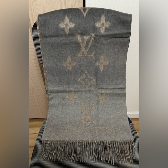 LV Reykjavik Gradient Scarf - Picture 6 of 8